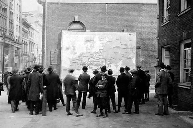 Прохожие изучают новую карту Европы после окончания Первой Мировой войны.  Филадельфия, 1918 год. история, события, фото