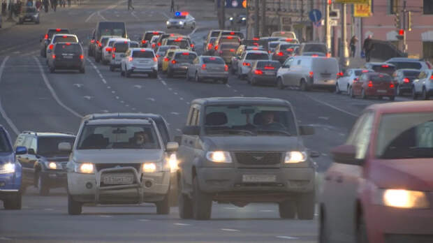 Штрафы и эвакуация по "просрочке": водителям напомнили о прекращении автоматического продления прав с 2026 года