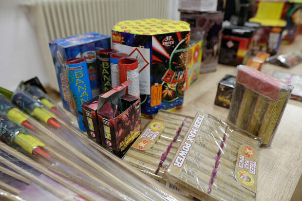 Маркетплейсам запретили хранить пиротехнику в ПВЗ в жилых домах