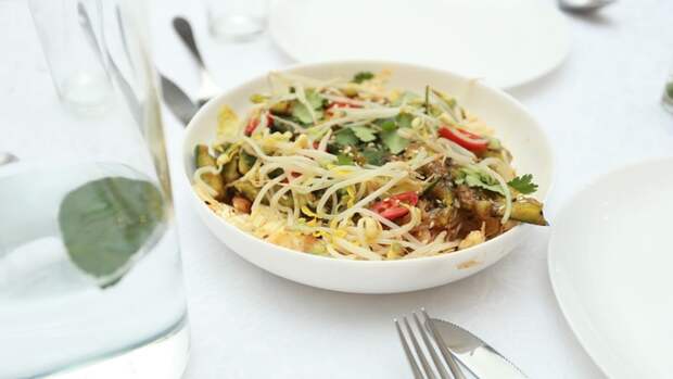 Съесть или выкинуть? Как правильно хранить новогодние салаты, чтобы не испортить праздник