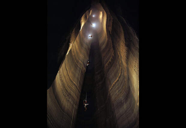 Пещера находится на северо-востоке штата Джорджия и является самой глубокой пещерой в США, глубина которой составляет 179 метров.