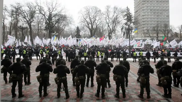 Во время столкновений у здания Рады пострадали 18 полицейских и три участника протеста