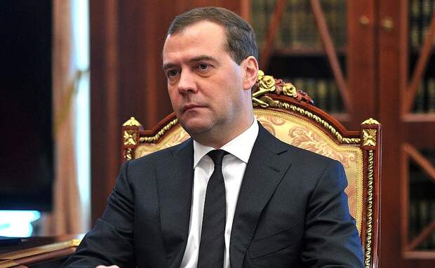 Медведев поздравил россиян с 1 Мая советским плакатом с Зеленским