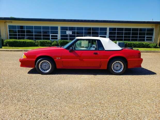 30-летний кабриолет Ford Mustang продают по цене нового автомобиля