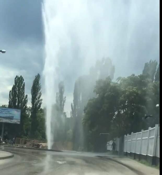 В Симферополе на улице Гурзуфской из водопроводной трубы забил фонтан