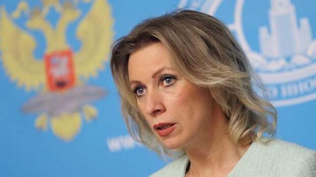 Захарова: на Украине должны понимать, по кому ударит введение виз с Россией