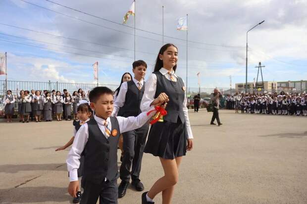 Якутия. Первый звонок в новой школе №40 имени первого президента Республики Михаила Николаева