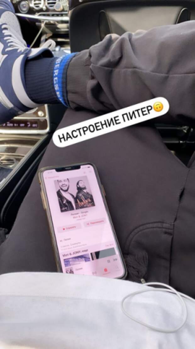 Трещит по швам: дырку на штанах Тарасова обсуждает весь Интернет