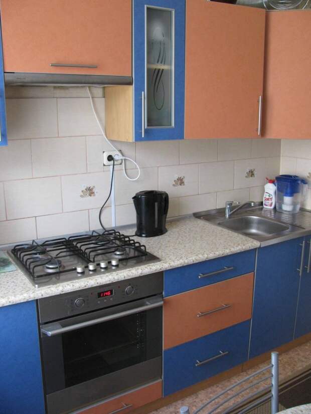 Оранжево-синяя бюджетная кухня в хрущевке (12 фото)