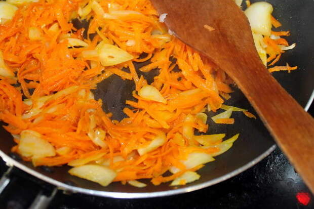 Когда лук и морковь изменят структуру и цвет, убрать их в отдельную емкость. 