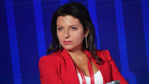 Вчера стало известно, что Алла Пугачева неожиданно вернулась в Россию. Российскую границу она пересекла в Псковской области, скрывая, как пишет "Комсомольская правда", лицо платком.-4