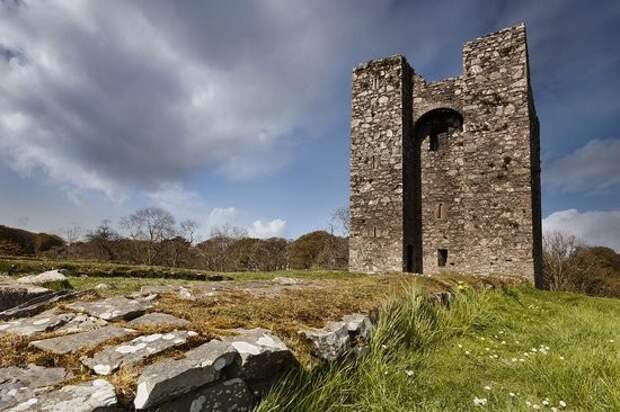 Замок Одли (Audelyes Castle, Audleystown Rd, Portloughan, Downpatrick BT30 7LP). Тут снималось несколько сцен из 1 и 2 сезонов. Например, 1 сезон 8 серия. Северная Ирландия, игры престолов