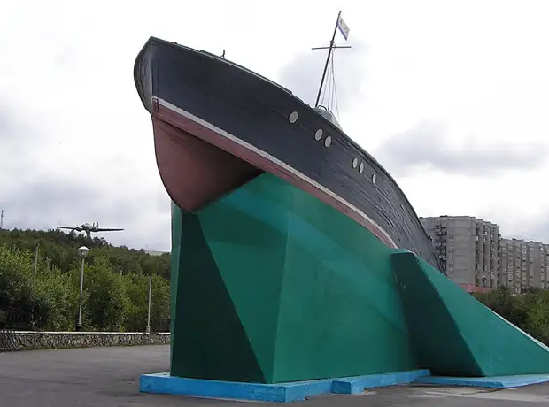 Памятник героям-морякам торпедных катеров Северного флота в Североморске