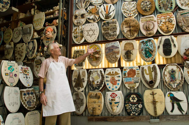 96-летний пенсионер продаёт коллекцию из 1300 крышек на унитаз
