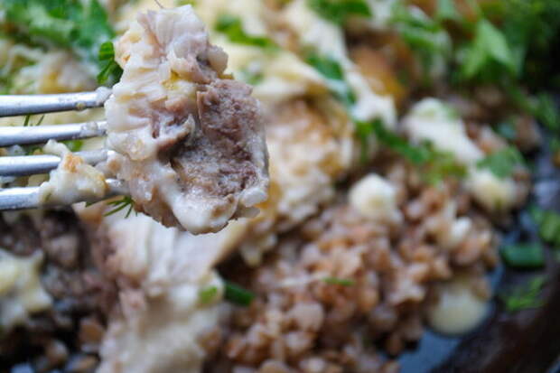 При подаче посыпать свежей зеленью. Очень простое и вкусное получается блюдо. Обязательно приготовьте!