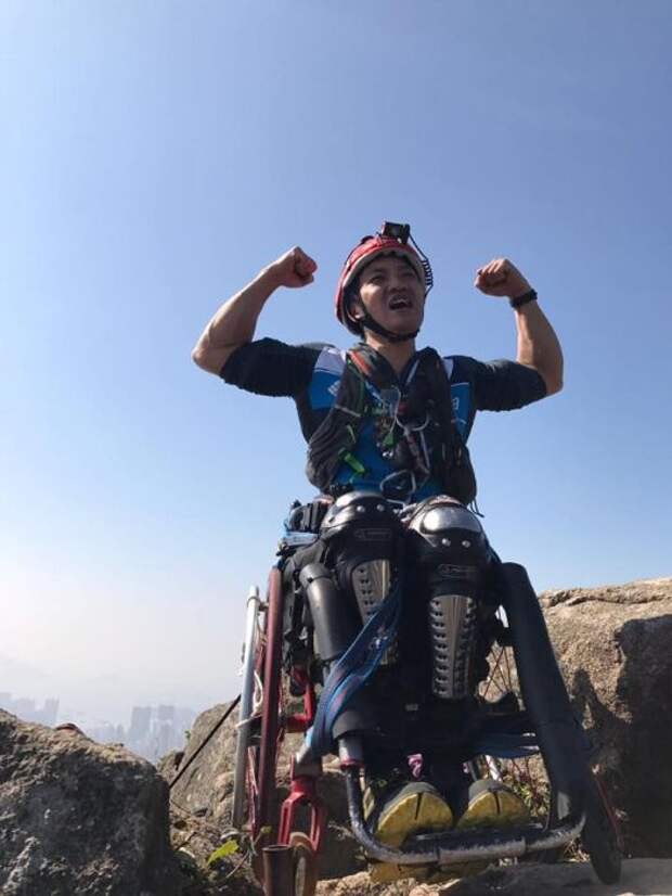 Сильный человек в инвалидной коляске Лезет горы в Китае (7 фото)