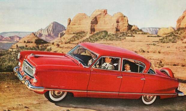 В 1954 модели Nash продолжали стилистическую линию Golden Airflyte. «Корму» украшал декоративный кожух запасного колеса - в «континентальном» стиле.