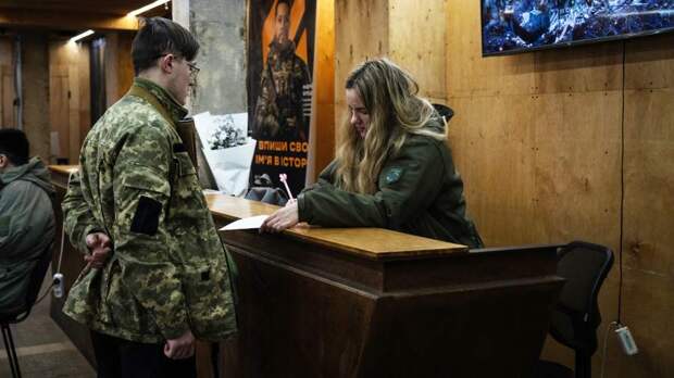 Украинцы пожаловались на изъятие средств связи в военкоматах
