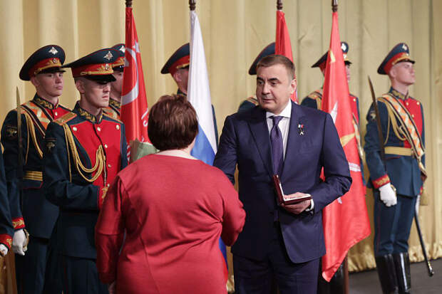 Алексей Дюмин вручил награды выдающимся тулякам на мероприятии, посвященному Дню Победы