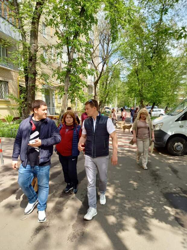 Возможно, это изображение (один или несколько человек, люди стоят, дерево и на открытом воздухе)