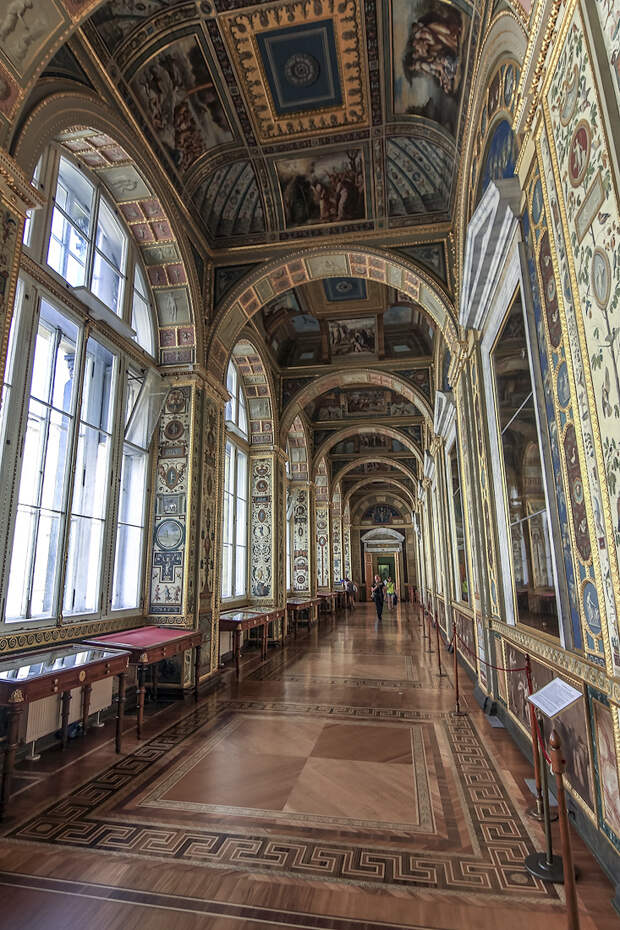 Лоджии Рафаэля созданы в 1780-х годах архитектором Дж. Кваренги о заказу императрицы Екатерины II. Они подражают галерее Ватиканского дворца, расписанной по эскизам Рафаэля