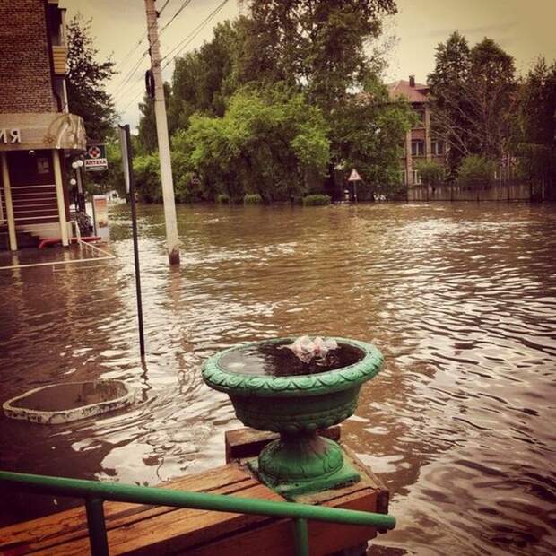 Наводнение в Алтае принесло в поселок балистическую ракету (5 фото)