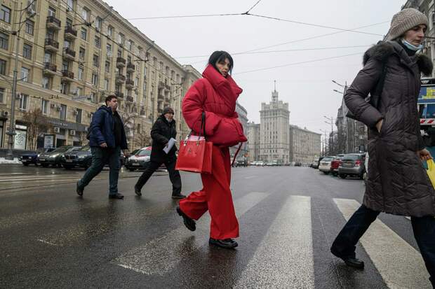 Прохожие переходят дорогу в Харькове Прохожие переходят дорогу в Харькове - РИА Новости, 1920, 18.02.2022