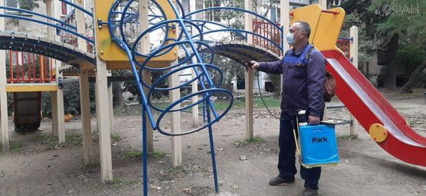 ФАН выяснил, как проходит дезинфекция подъездов и остановок в Крыму