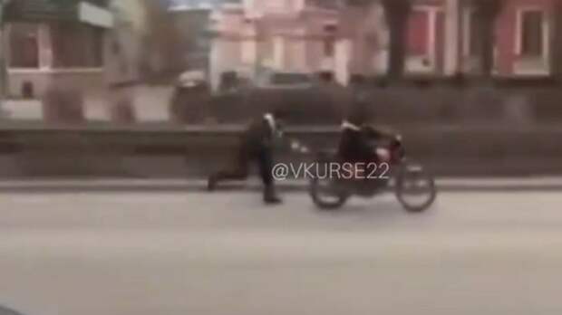 Полицейский руками остановил мотоцикл / Фото: кадр из видео
