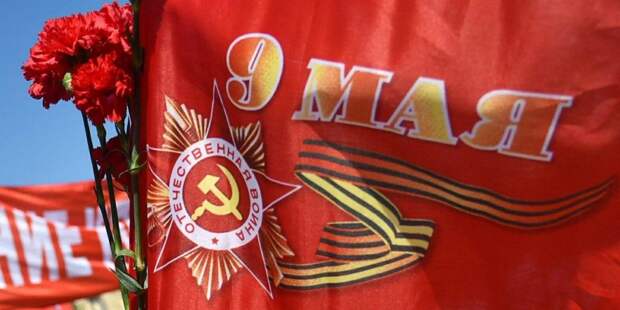 Собянин возложил цветы к памятнику маршалу Жукову на Манежной площади.Фото: mos.ru Собянин возложил цветы к памятнику маршалу Жукову на Манежной площади.Фото: mos.ru