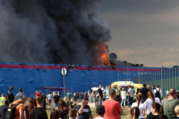 «Основная версия — поджог». В Подмосковье горит огромный склад