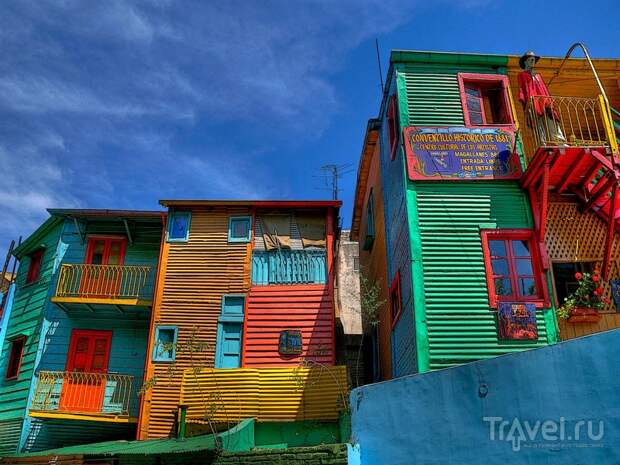 Построенные из дерева и жести дома в квартале La Boca, Буэнос-Айрес / Аргентина
