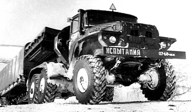 Испытания тягача Урал-380 с закрытым активным полуприцепом Урал-862 (из архива В. Дмитриева) авто, автопоезд