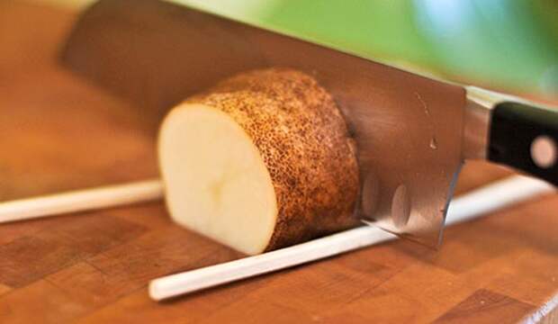 как запечь картошку в духовке, делаем надрезы