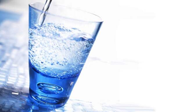 Минеральная вода без лимона — для украшений. /Фото: xcook.info