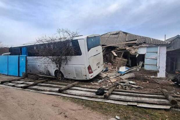 Автобус влетел в частный дом в ЛНР, пострадали два пассажира и два жильца