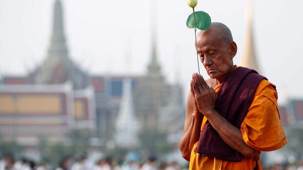 Буддийский монах потерял ногу во время похода ради мира и любви