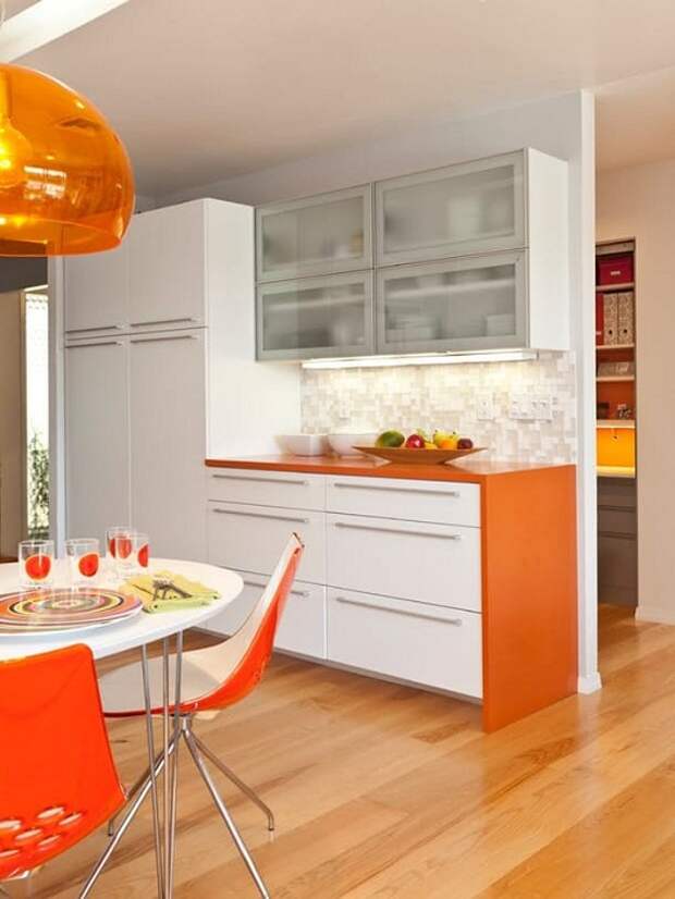 Очень потрясающий интерьер кухни в апельсиновых тонах, что впечатлит и подарит хорошее настроение.