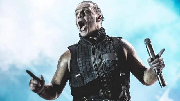 Лидер Rammstein собрал толпы россиян на концерте в Ташкенте