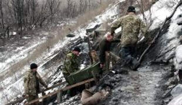 Украинские военные переносят боеприпасы