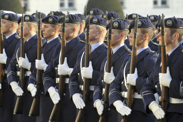 Германия при нехватке добровольцев будет призывать в армию по жребию
