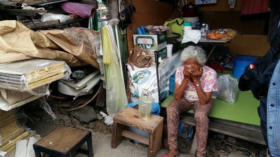 Старушка живет в ветхой хижине. Однажды на пороге ее дома появляется бригада строителей