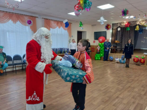 В Тамбовской области «Полицейский Дед Мороз» исполнил желания ребят из горельского дома-интерната