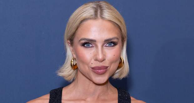 Популярная телезвезда без трусов посетила театральную премию