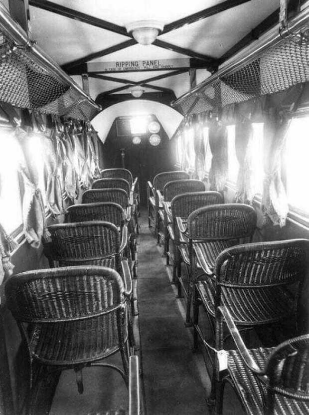 Салон самолета в 1930 году Салон самолета в 1930 году