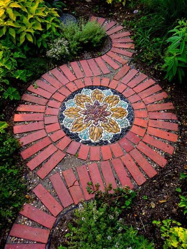 Красивый вариант оформления мозаики во дворе, который украсит самое необыкновенное место.