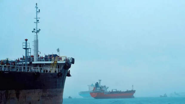 Фиксируются смерти членов экипажей судов, застрявших в Ормузском проливе – WSJ