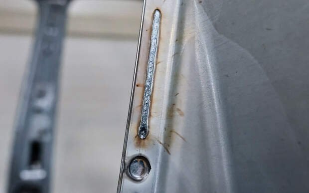 Лазерной сваркой с расплавлением металла соединяют детали обрамления дверных проемов. Такое соединение прочнее традиционного.