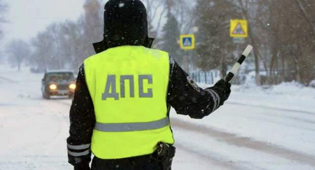 Сотрудник ГИБДД остановил, а сам не подходит. Можно ли уехать?