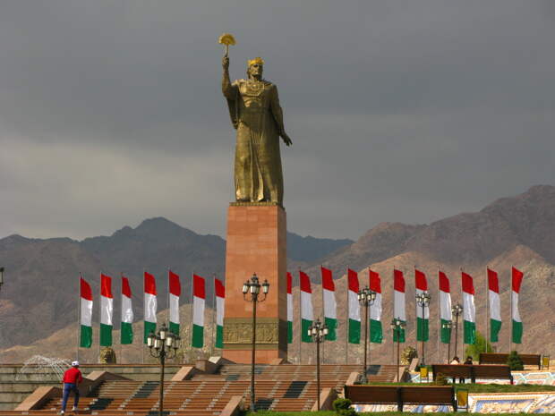 Памятник Исмаилу Сомони в Худжанде - самый пафосный из всех!